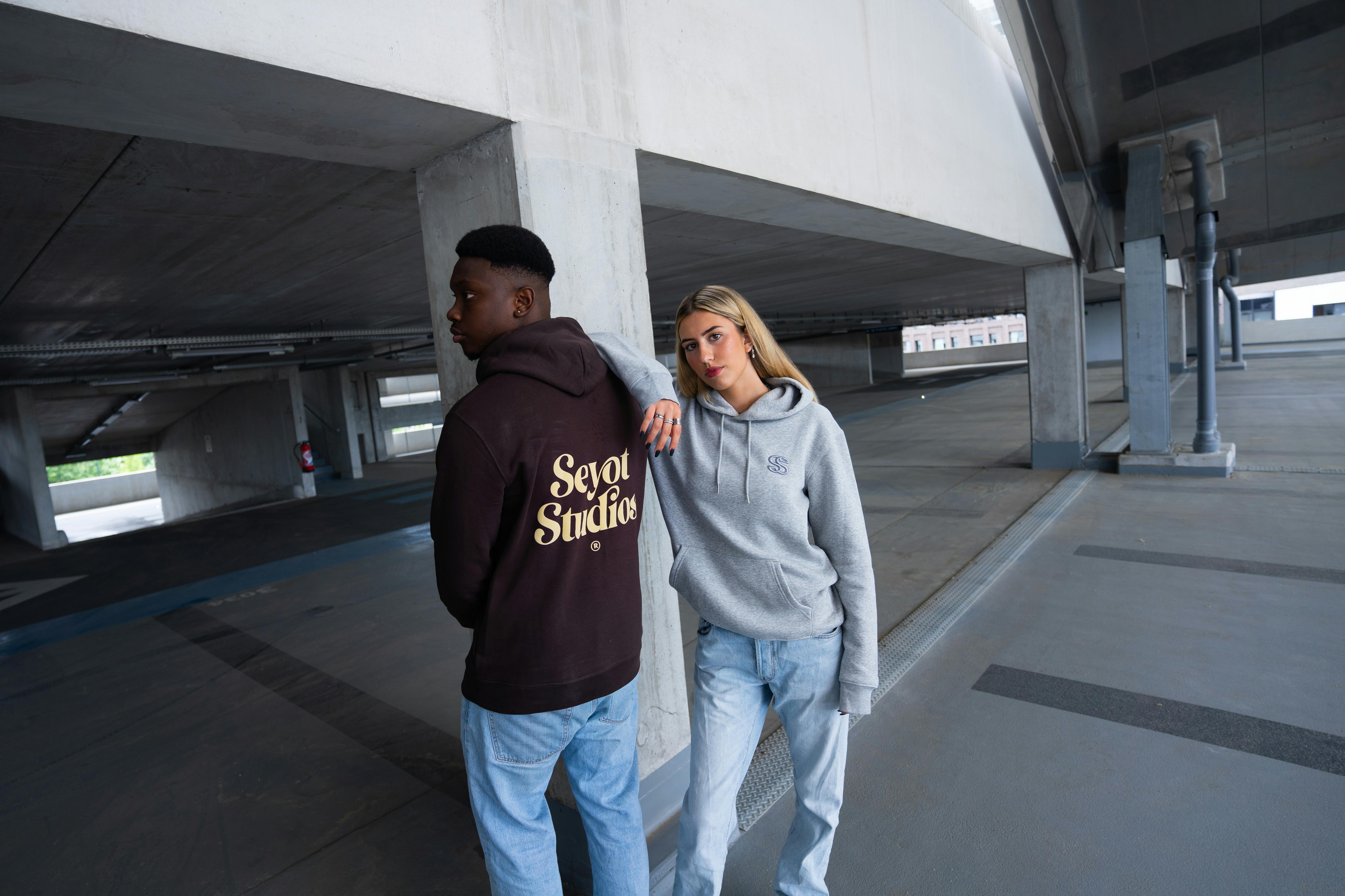 Sweats personnalisés portés par deux mannequins